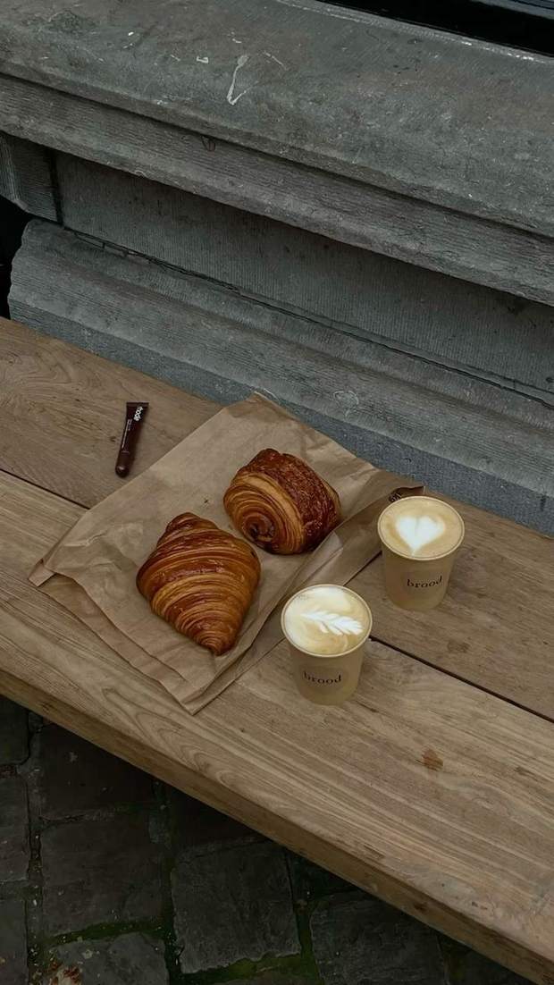 Croissants und Kaffee