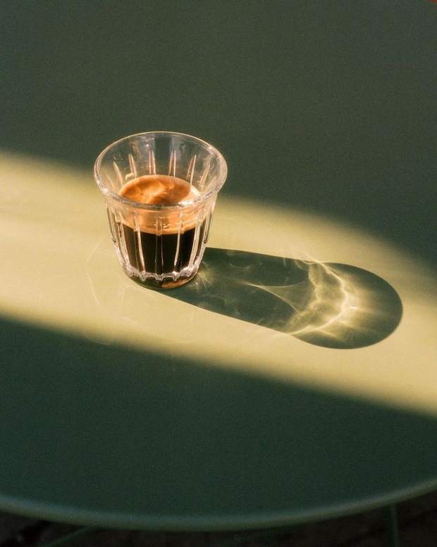Espresso im Glas auf dem Tisch
