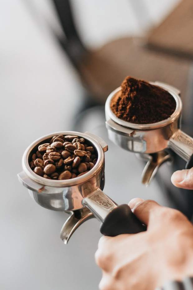 Siebträger mit frisch gemahlenem Kaffee