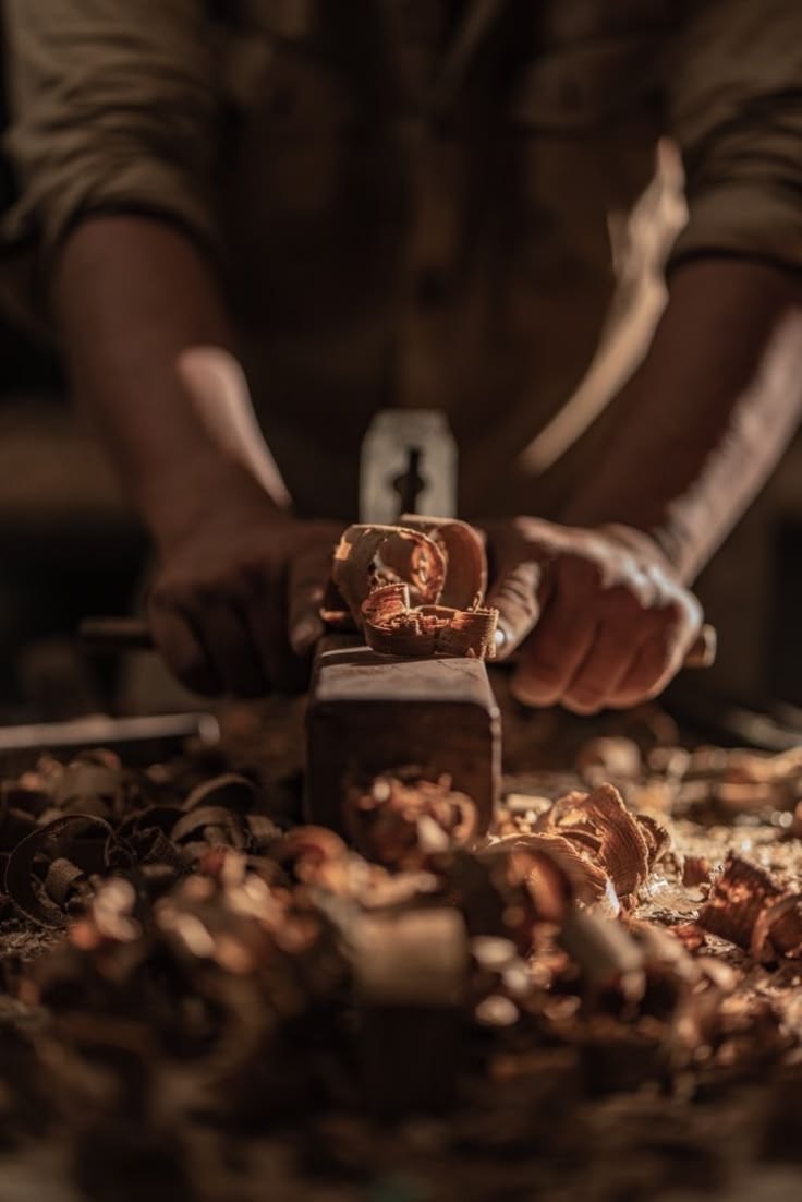 Ein Handhobel zieht einen Span vom Holz